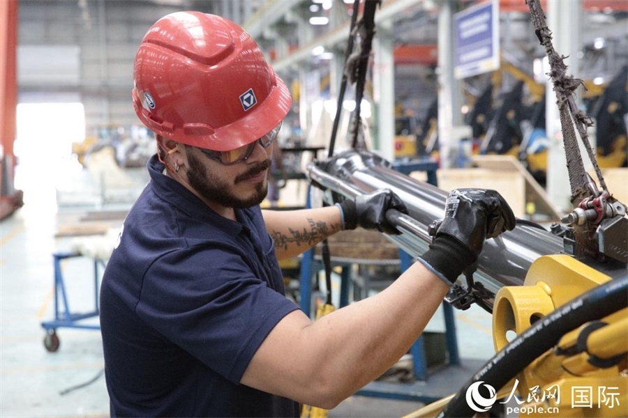 一名徐工巴西制造基地的當?shù)貑T工正在進行設備安裝和調試。 人民日報社拉美中心分社 威廉·科埃略·維亞納攝
