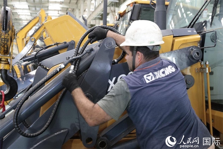 一名徐工巴西制造基地的當?shù)貑T工正在進行設備安裝和調試。 人民日報社拉美中心分社 威廉·科埃略·維亞納攝