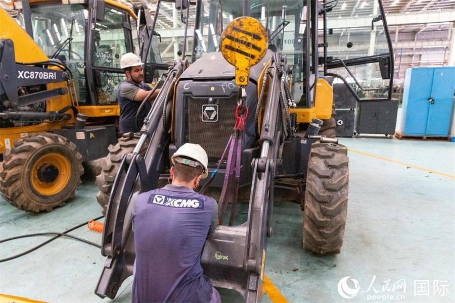 兩名徐工巴西制造基地的當?shù)貑T工正在進行設備安裝和調試。 人民日報社拉美中心分社 威廉·科埃略·維亞納攝