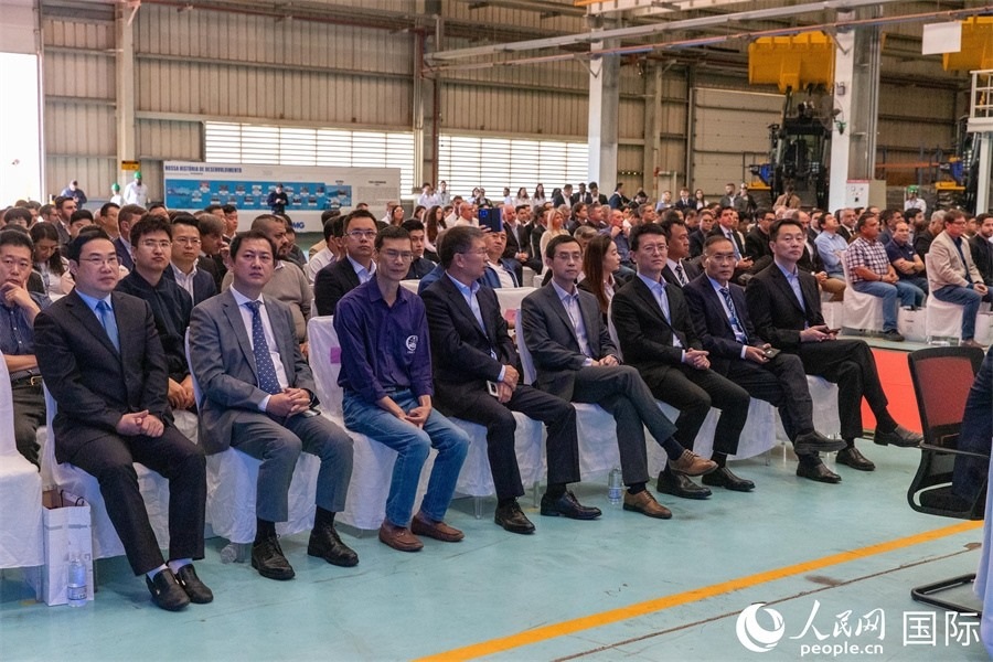 巴西米納斯吉拉斯州、波蘇阿雷格里市政府官員，徐工巴西制造的供應商、經(jīng)銷商、客戶伙伴和員工代表，以及在巴中資機構代表等200多人，出席了徐工巴西制造投產(chǎn)運營10周年暨第23456臺產(chǎn)品下線儀式。 人民網(wǎng) 威廉·科埃略·維亞納攝