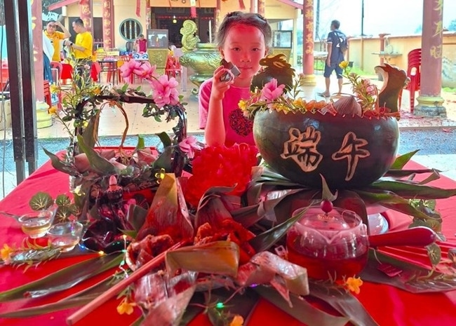 小朋友展示學裹粽子的成品照。組委會供圖