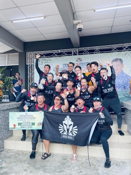 全體隊員歡慶取得混合組冠軍。組委會供圖