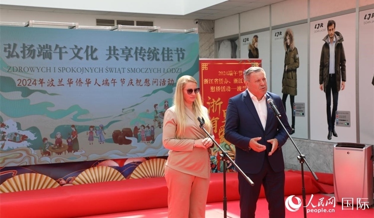 皮耶霍欽斯基（右）在活動上致辭。人民網(wǎng)記者 李增偉攝