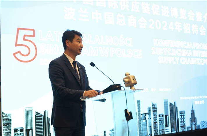 波蘭中國總商會會長胡新元致辭。