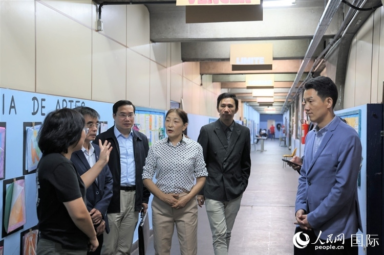 中國駐里約總領館商務參贊敬艷輝（右一）等嘉賓在里約孔院中方院長孫艷萍（左一）帶領下，參觀薩繆爾·韋納公立學校的中文教室，了解該校中文教學軟硬件設施。人民網(wǎng)記者 時元皓攝