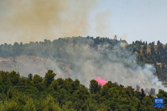6月12日，以色列北部加利利地區(qū)遭受火箭彈襲擊后冒出滾滾濃煙。新華社發(fā)（阿亞爾·馬戈林?jǐn)z/基尼圖片社）