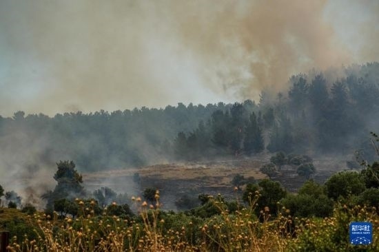  6月12日，以色列北部加利利地區(qū)遭受火箭彈襲擊后冒出滾滾濃煙。新華社發(fā)（阿亞爾·馬戈林?jǐn)z/基尼圖片社）
