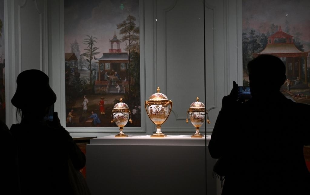 4月1日，觀眾在北京故宮參觀“紫禁城與凡爾賽宮——17、18世紀(jì)的中法交往”展覽。新華社記者金良快攝