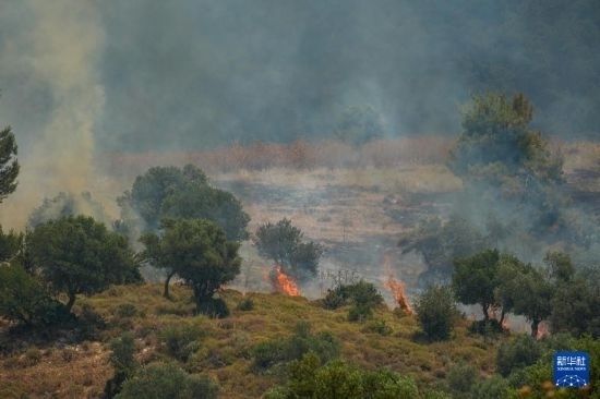 6月12日，以色列北部加利利地區(qū)遭受火箭彈襲擊后冒出滾滾濃煙。新華社發(fā)（阿亞爾·馬戈林?jǐn)z/基尼圖片社）