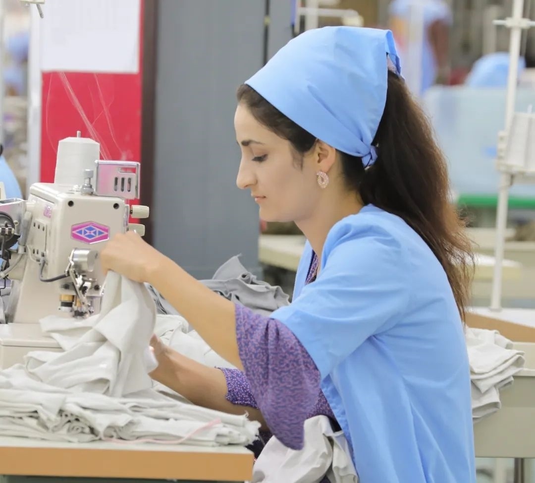 當(dāng)?shù)毓と苏谶M(jìn)行成衣縫紉。胡澤曦?cái)z