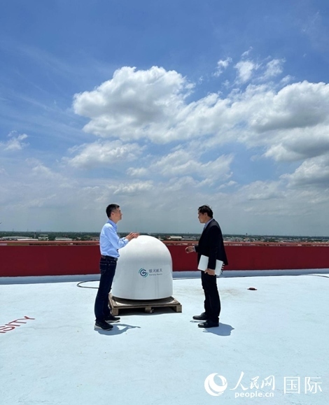 中泰兩國技術(shù)人員交流低軌寬帶衛(wèi)星互聯(lián)網(wǎng)運行情況。人民網(wǎng)記者 簡承淵攝