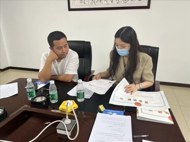 成都市溫江區(qū)市場監(jiān)管局在區(qū)農副產品流通交易中心為商戶上門辦理“個轉企”登記。成都市市場監(jiān)管局供圖