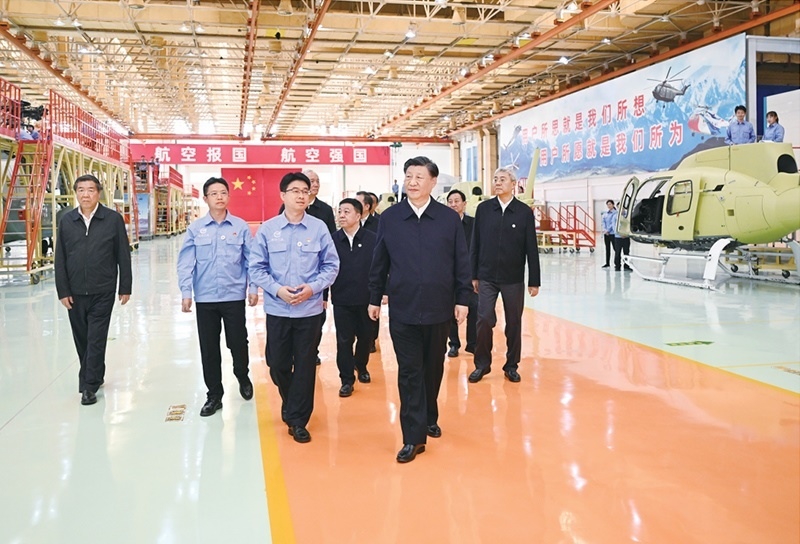 2023年10月10日至13日，中共中央總書記、國家主席、中央軍委主席習近平在江西考察。這是11日上午，習近平在景德鎮(zhèn)市昌河飛機工業(yè)（集團）有限公司考察。 新華社記者 燕雁/攝