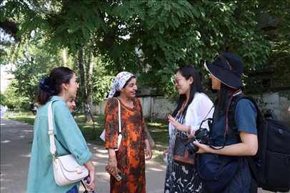 人民日?qǐng)?bào)記者和塔方記者在進(jìn)行交流。顏歡攝