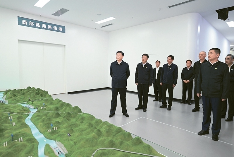 2023年12月14日至15日，中共中央總書記、國家主席、中央軍委主席習近平在廣西考察。這是14日上午，習近平在南寧市考察中國—東盟信息港股份有限公司，結合平陸運河沙盤聽取西部陸海新通道骨干工程建設匯報。 新華社記者 謝環(huán)馳/攝