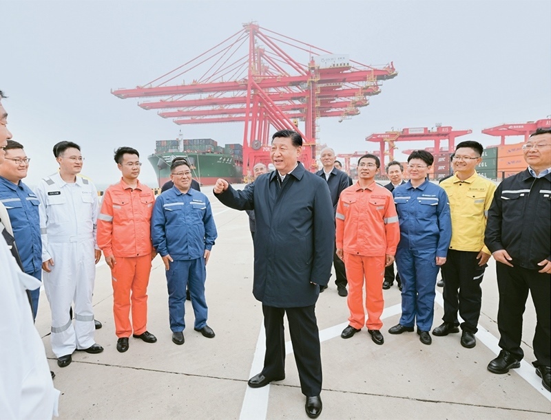 2024年5月22日至24日，中共中央總書記、國家主席、中央軍委主席習近平在山東考察。這是22日下午，習近平在日照港親切慰問港口科技工作者、運營人員、航運人員。 新華社記者 謝環(huán)馳/攝