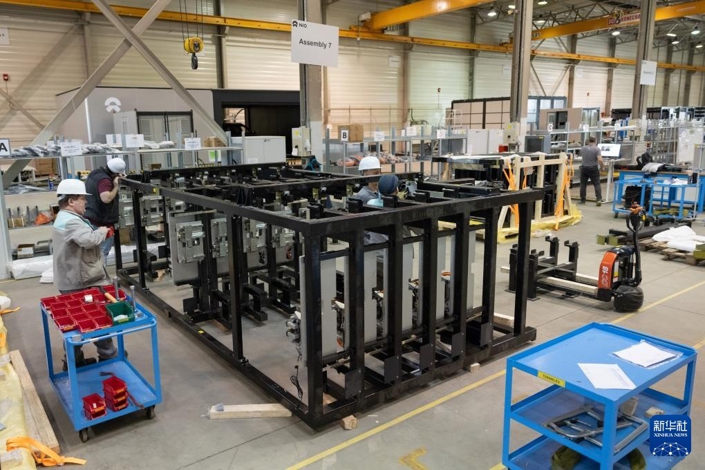 2024年1月26日，在匈牙利比奧托爾巴吉，員工在蔚來能源歐洲工廠工作。新華社發(fā)（弗爾季·奧蒂洛 攝）