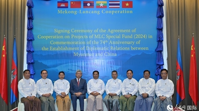 中國(guó)駐緬甸大使陳海（左四）與緬方執(zhí)行部委部長(zhǎng)合影。人民網(wǎng)記者 謝佳君攝