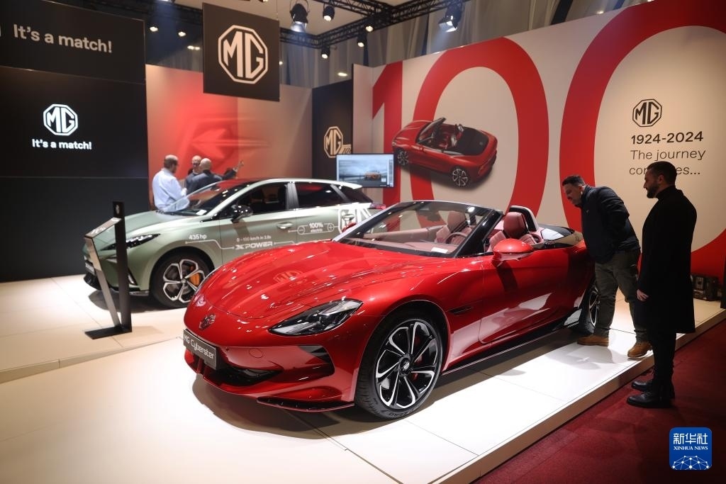 2024年1月17日，人們在比利時布魯塞爾舉辦的2024布魯塞爾汽車展上參觀上汽名爵電動汽車。新華社記者 趙丁喆 攝