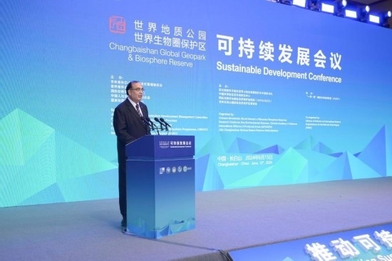  6月15日，聯(lián)合國教科文組織東亞地區(qū)辦事處主任夏澤翰在“長白山·世界地質(zhì)公園、世界生物圈保護(hù)區(qū)可持續(xù)發(fā)展會議”上做主旨演講。新華社發(fā)