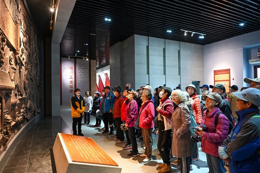 △ 2024年4月10日，北京朝陽區(qū)安慧里社區(qū)黨委組織離退休黨員參觀“明鏡昭廉”明代反貪尚廉歷史文化園。