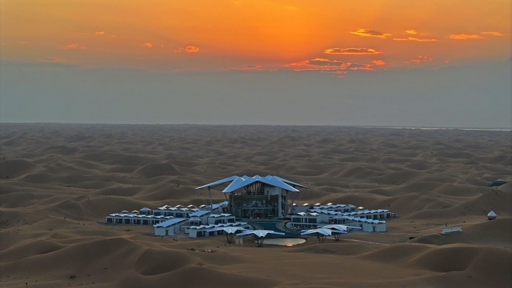 這是位于寧夏中衛(wèi)市沙坡頭景區(qū)的星星酒店（2023年9月6日攝，無人機照片）。新華社記者 王鵬 攝