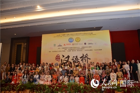 出席閉幕典禮的嘉賓、學(xué)校師生及獲獎(jiǎng)選手等合影留念。人民網(wǎng)記者李培松攝