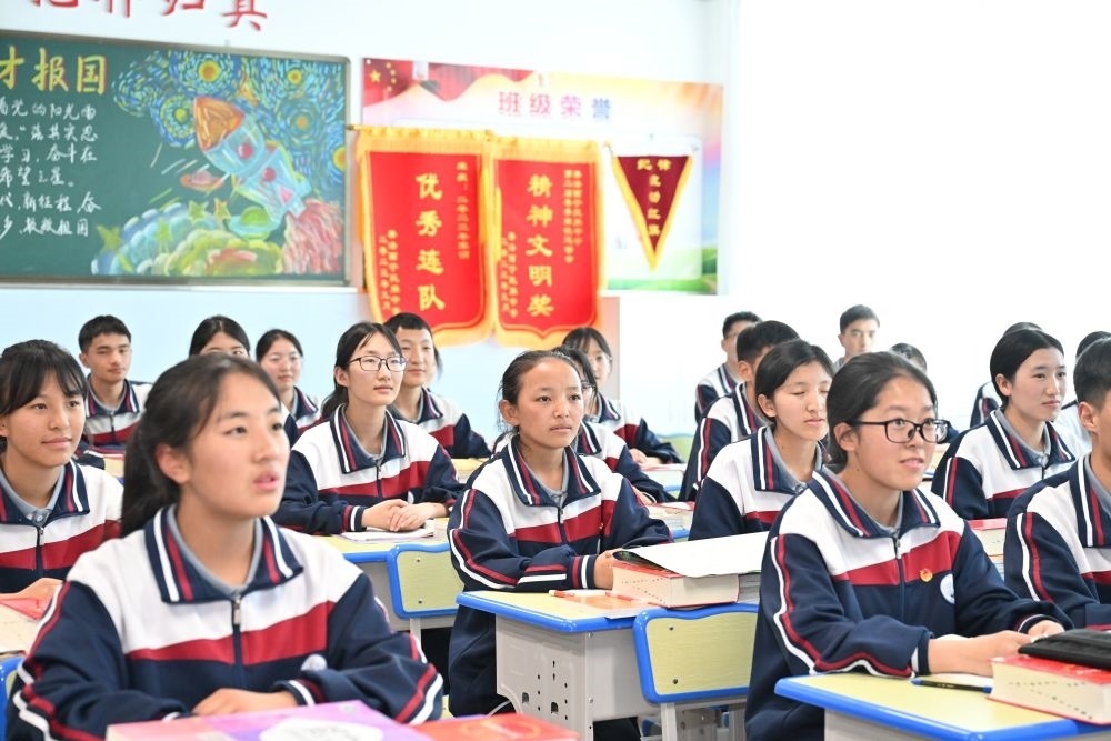 2024年6月18日，果洛西寧民族中學(xué)學(xué)生在上課。