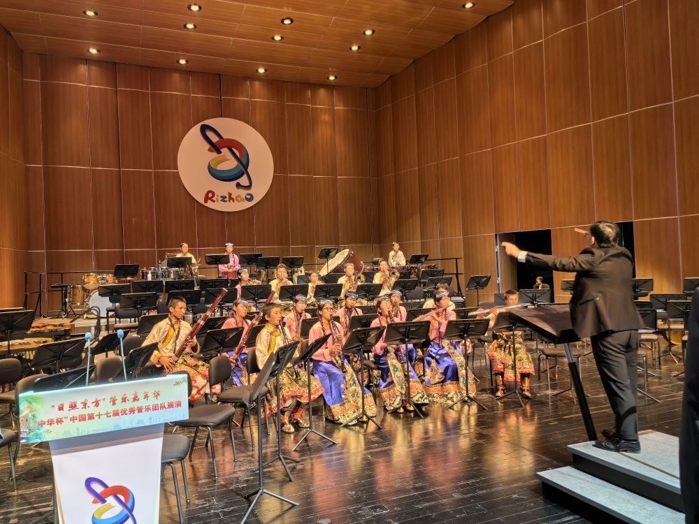 5月4日，來(lái)自果洛西寧民族中學(xué)的果洛州青少年管樂(lè)團(tuán)在山東省日照市演出。