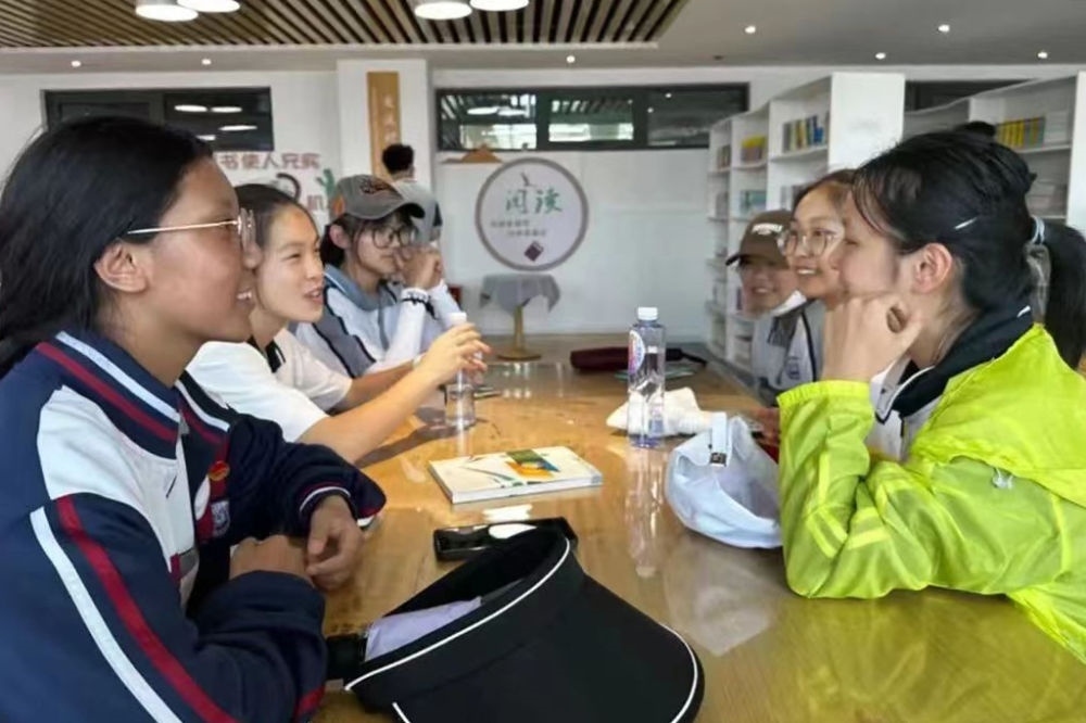 2023年7月10日，在果洛西寧民族中學(xué)，上海市大同中學(xué)學(xué)生（右）與果洛西寧民族中學(xué)學(xué)生交流。新華社發(fā)（果洛州教育局供圖）