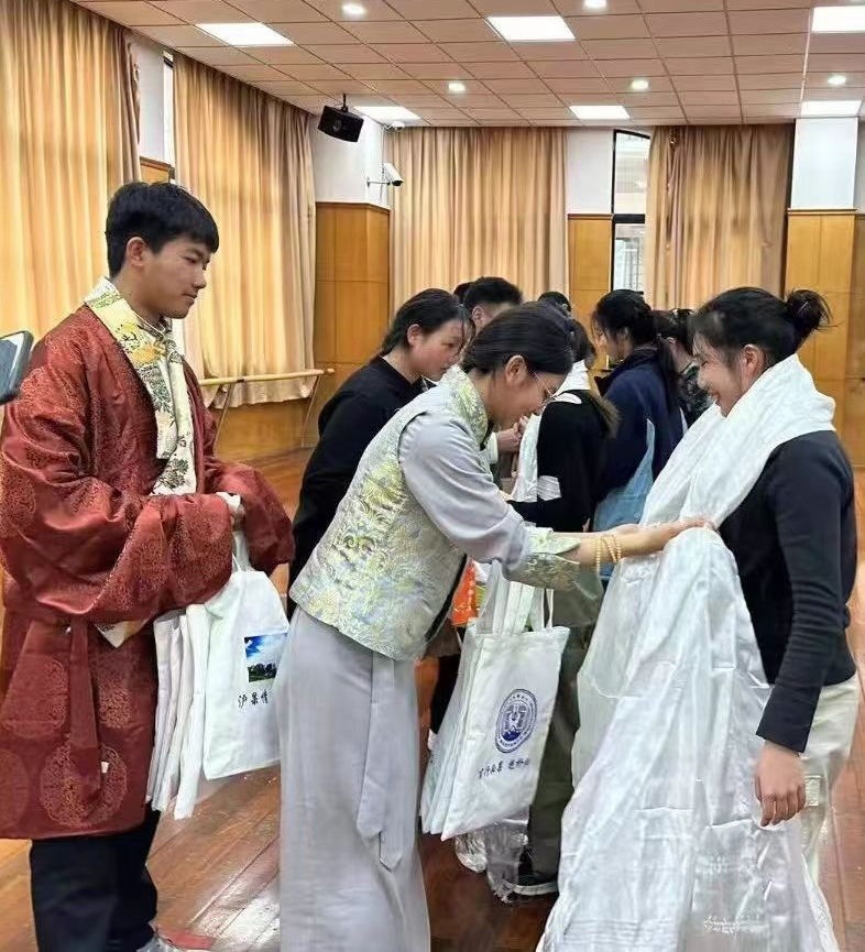 2024年1月18日，在上海市大同中學(xué)，果洛西寧民族中學(xué)學(xué)生給上海大同中學(xué)師生獻(xiàn)哈達(dá)。新華社發(fā)（果洛州教育局供圖）