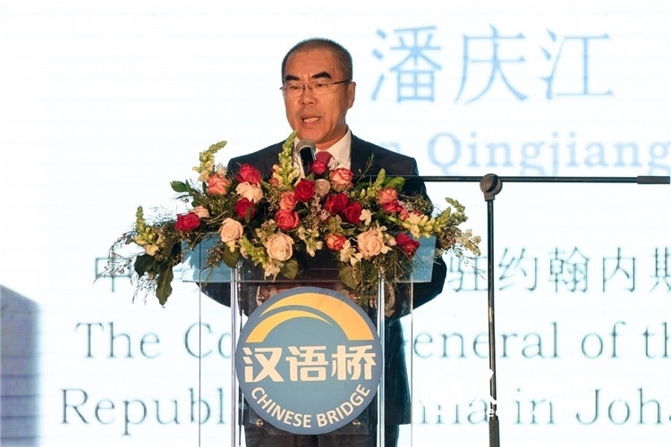 潘慶江總領(lǐng)事致辭。人民日?qǐng)?bào)非洲中心分社 希拉茲·莫林?jǐn)z