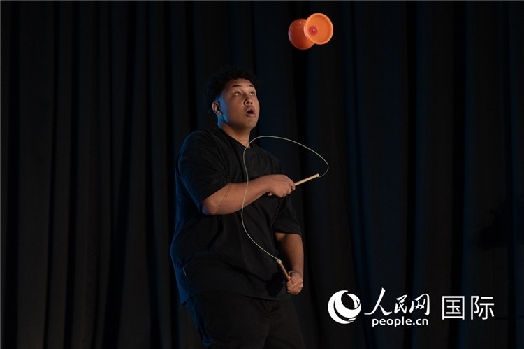 參賽選手表演的抖空竹如行云流水。人民日?qǐng)?bào)非洲中心分社 希拉茲·莫林?jǐn)z