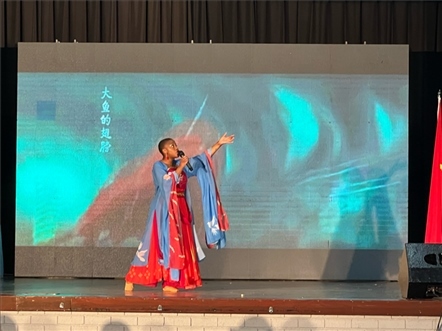 一等獎(jiǎng)獲得者彩翼進(jìn)行才藝表。（圖片來源：孔子課堂）