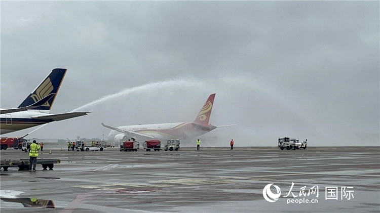 航班享受“水門禮”后起飛。牛瑞飛攝