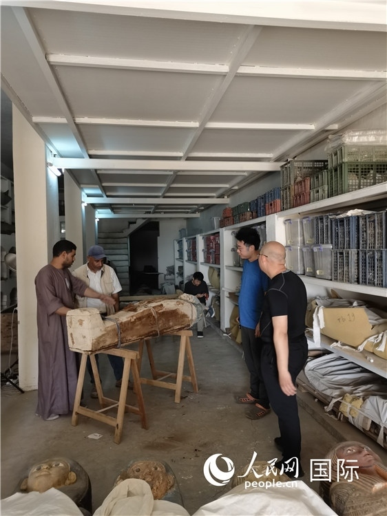 圖為中埃薩卡拉新出土文物數(shù)字化調(diào)查與研究項(xiàng)目團(tuán)隊(duì)在工作現(xiàn)場(chǎng)。