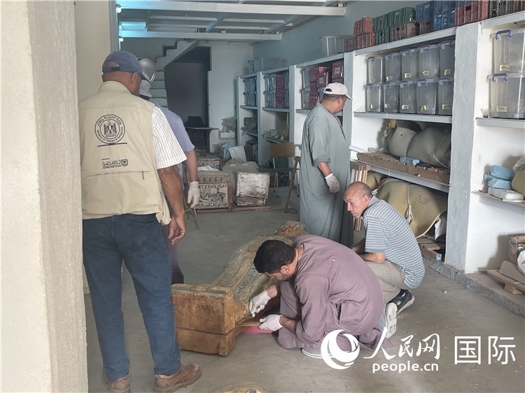 圖為中埃薩卡拉新出土文物數(shù)字化調(diào)查與研究項(xiàng)目團(tuán)隊(duì)在工作現(xiàn)場(chǎng)。薛江攝