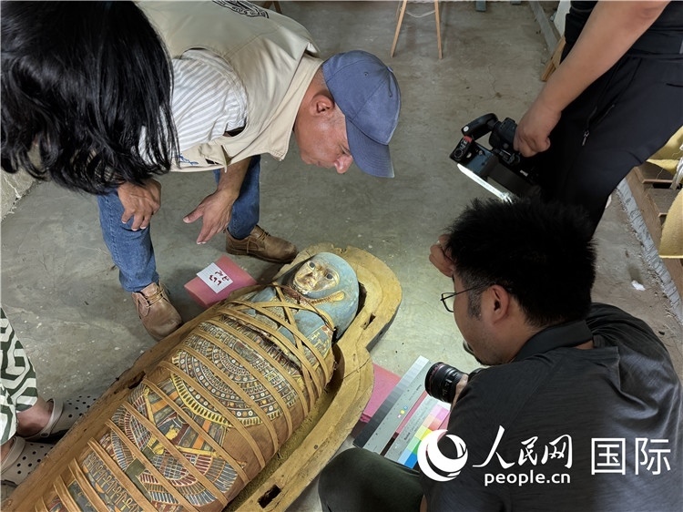 圖為中埃薩卡拉新出土文物數(shù)字化調(diào)查與研究項(xiàng)目團(tuán)隊(duì)在工作現(xiàn)場(chǎng)。薛江攝