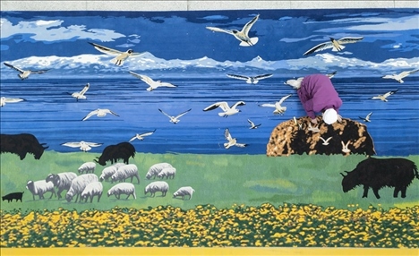 在青海省西寧市圣源地毯集團有限公司生產(chǎn)車間，操作工檢查毯面、拔花刺（2023年2月4日攝）。新華社記者 才揚 攝