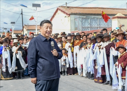 2021年6月7日至9日，習(xí)近平總書記在青?？疾臁＿@是8日下午，習(xí)近平在海北藏族自治州剛察縣沙柳河鎮(zhèn)果洛藏貢麻村考察時，同村民們親切交流。新華社記者 謝環(huán)馳 攝