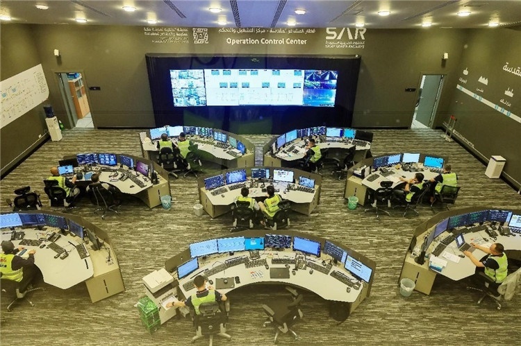 圖為運營指揮中心一景。中國鐵建供圖