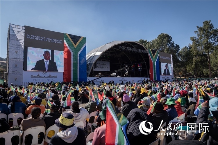 南非民眾觀看拉馬福薩總統(tǒng)就職演說(shuō)。 人民日?qǐng)?bào)非洲中心分社 希拉茲·莫林?jǐn)z