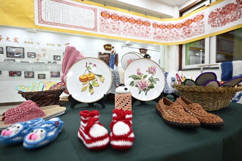 長城花園社區(qū)居民制作的手工藝品（6月19日攝）。