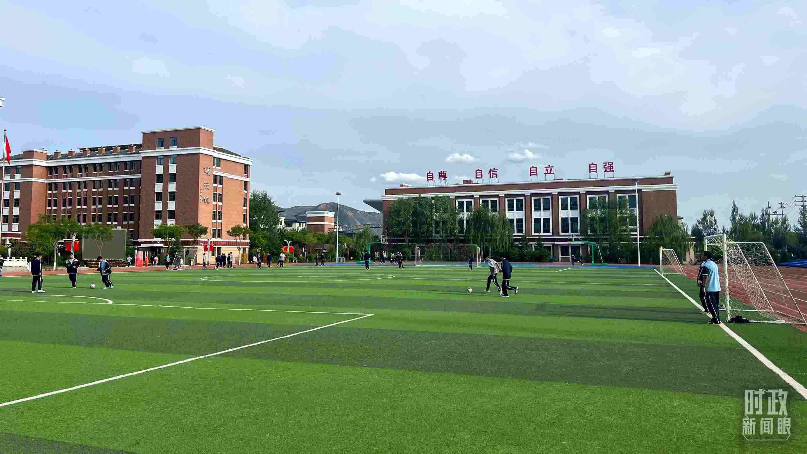 △果洛西寧民族中學(xué)。（總臺央視記者楊波、楊新禹拍攝）
