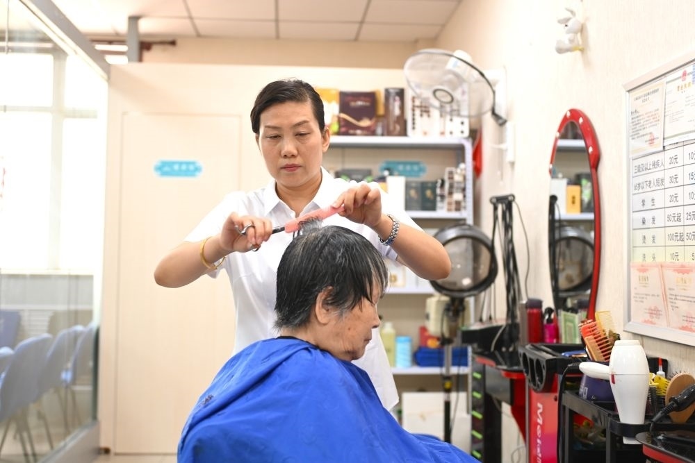 6月20日，長城花園社區(qū)的志愿者為居民理發(fā)。