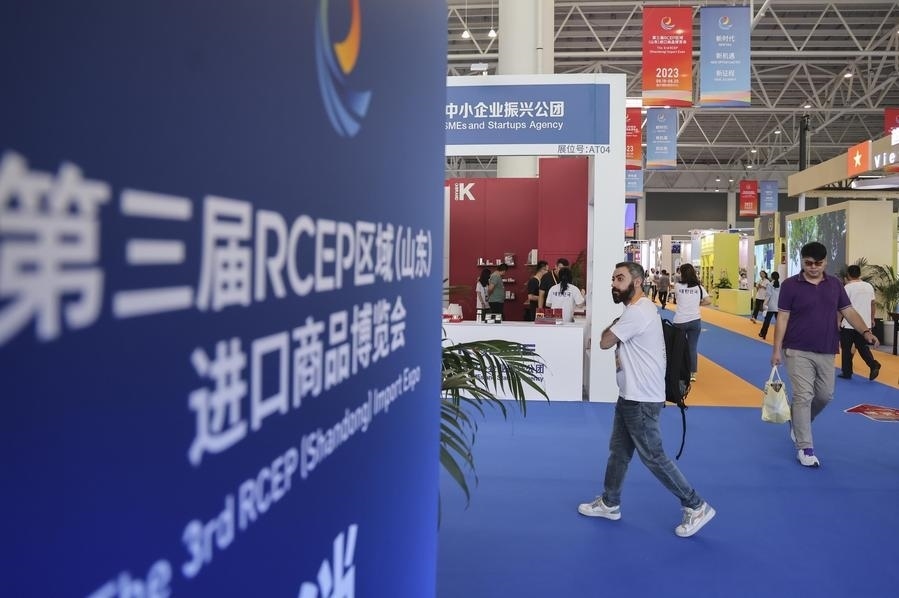 2023年8月18日，人們在第三屆RCEP區(qū)域（山東）進口商品博覽會上參觀。新華社發(fā)（許傳寶 攝）