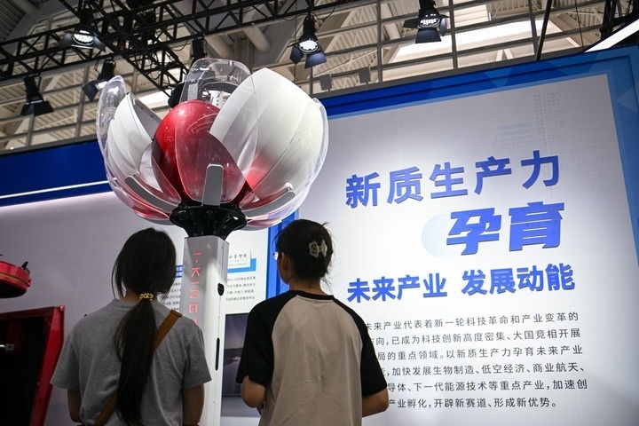 6月20日，與會(huì)者參觀天津云圣智能科技有限責(zé)任公司展區(qū)展出的“圣·寶蓮燈”全自主無人機(jī)巡檢系統(tǒng)。新華社記者 孫凡越 攝