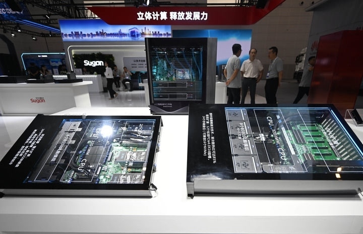 這是6月20日在博覽會(huì)上拍攝的中科曙光展區(qū)的一臺(tái)人工智能服務(wù)器。新華社記者 趙子碩 攝