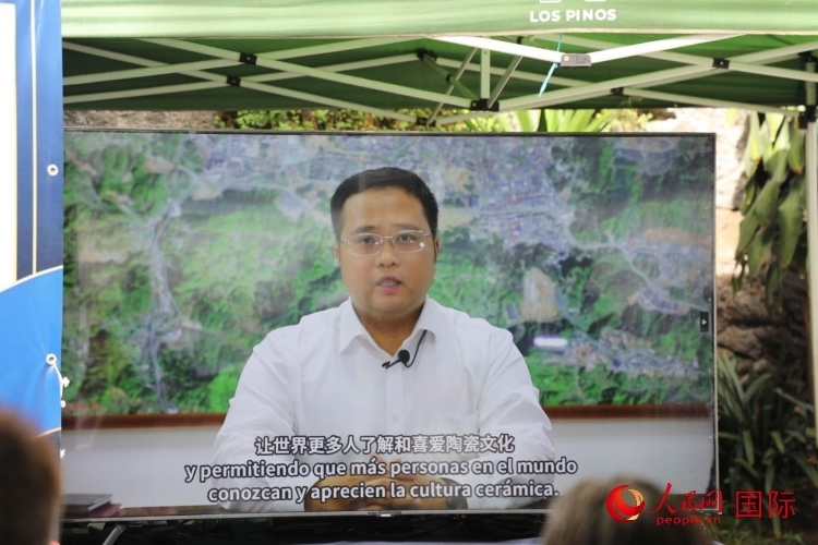 德化縣人民政府縣長(zhǎng)方俊欽視頻致辭。人民網(wǎng) 埃內(nèi)斯托·多明戈斯攝