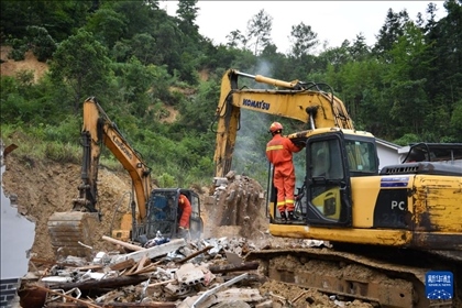 6月23日，救援人員在魚市鎮(zhèn)斗溪村龍?zhí)两M山體滑坡現(xiàn)場(chǎng)開展救援工作。新華社記者 陳振海 攝